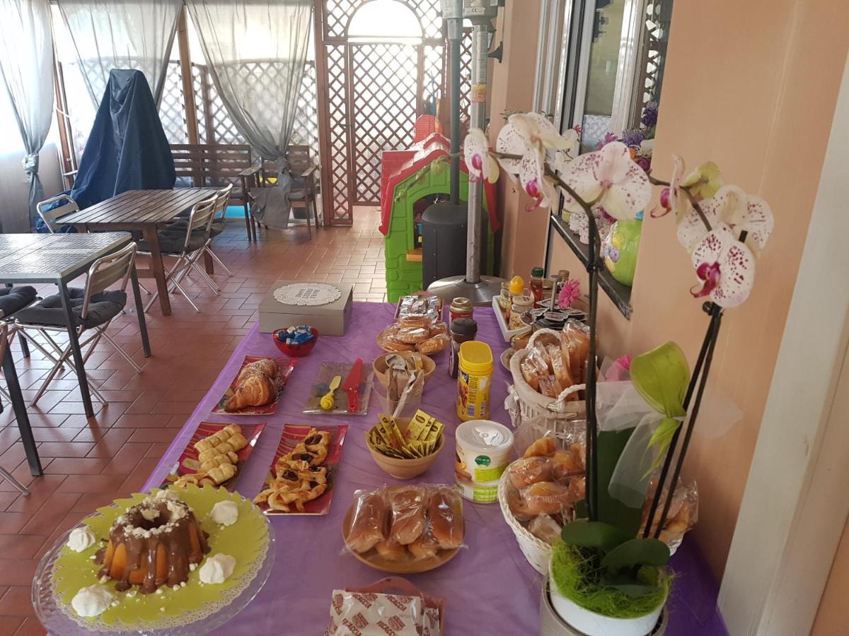 Ghiro Ghiotto Bed and Breakfast Pietra Ligure Exteriör bild