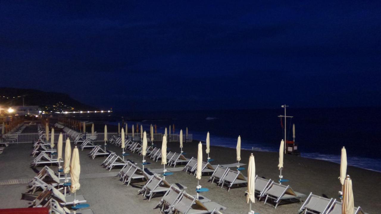 Ghiro Ghiotto Bed and Breakfast Pietra Ligure Exteriör bild