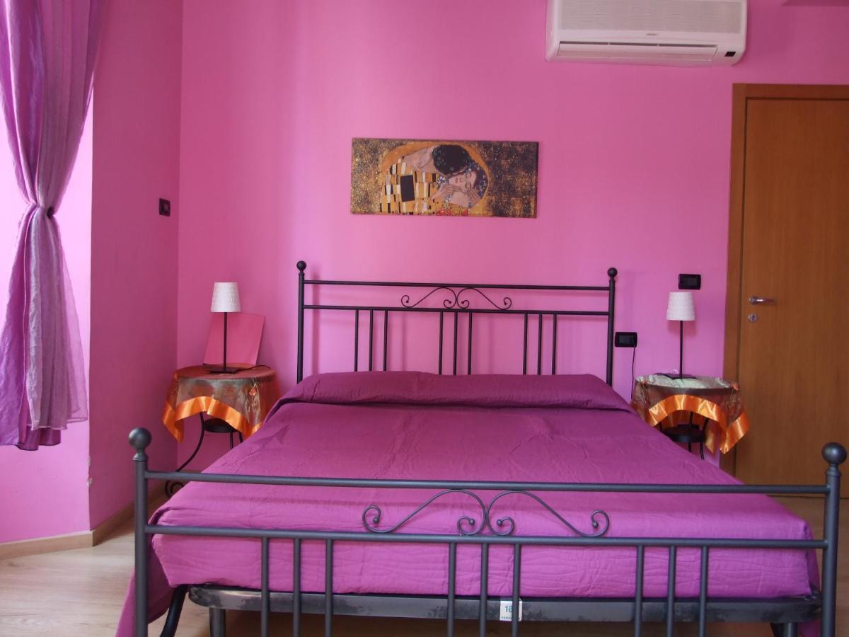 Ghiro Ghiotto Bed and Breakfast Pietra Ligure Exteriör bild
