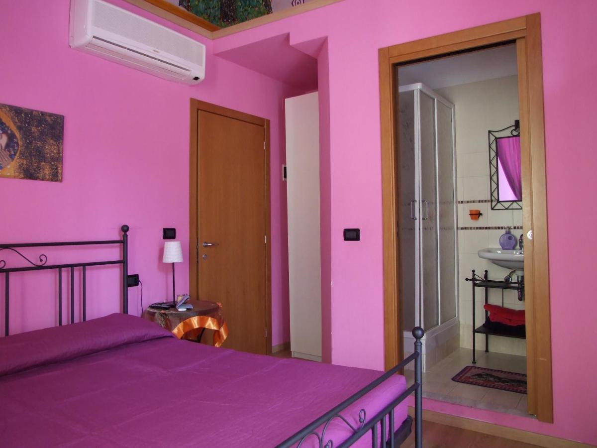 Ghiro Ghiotto Bed and Breakfast Pietra Ligure Exteriör bild