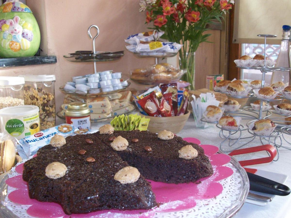 Ghiro Ghiotto Bed and Breakfast Pietra Ligure Exteriör bild