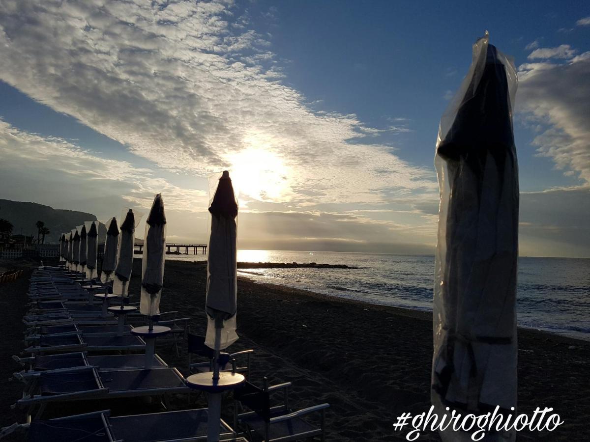 Ghiro Ghiotto Bed and Breakfast Pietra Ligure Exteriör bild