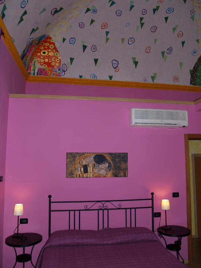 Ghiro Ghiotto Bed and Breakfast Pietra Ligure Exteriör bild