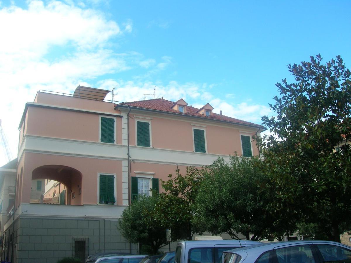 Ghiro Ghiotto Bed and Breakfast Pietra Ligure Exteriör bild