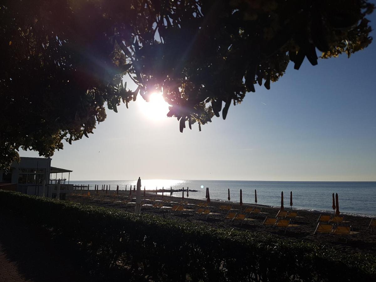 Ghiro Ghiotto Bed and Breakfast Pietra Ligure Exteriör bild
