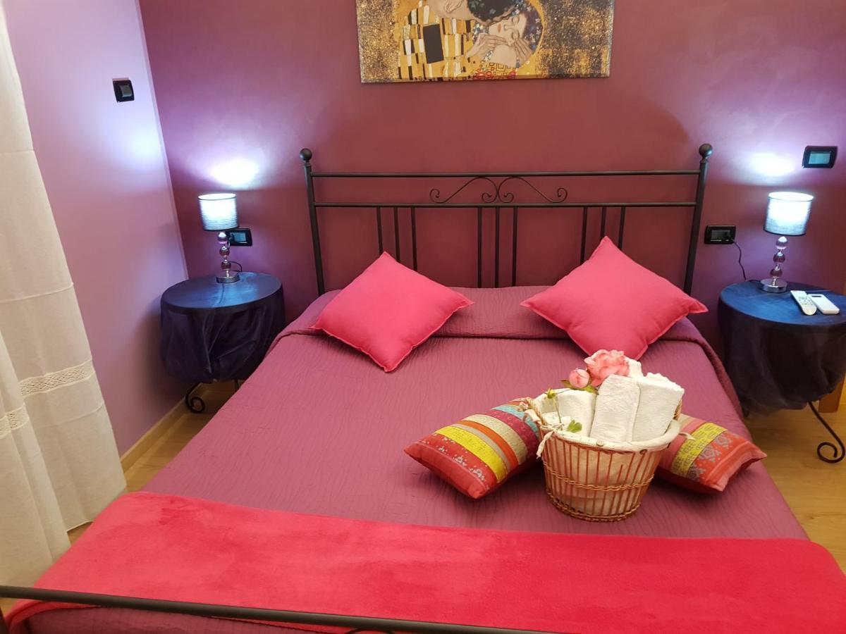Ghiro Ghiotto Bed and Breakfast Pietra Ligure Exteriör bild